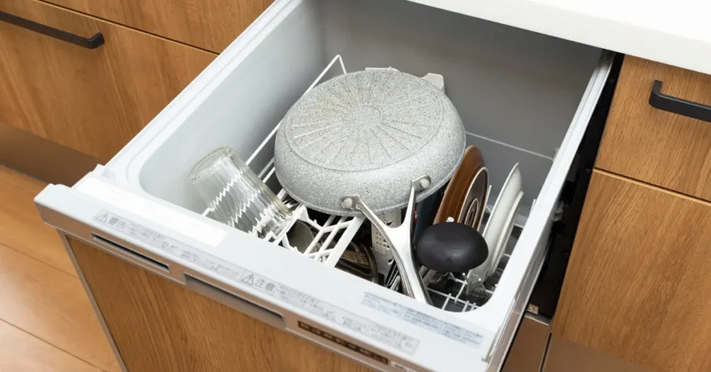 how much hot water does a dishwasher use